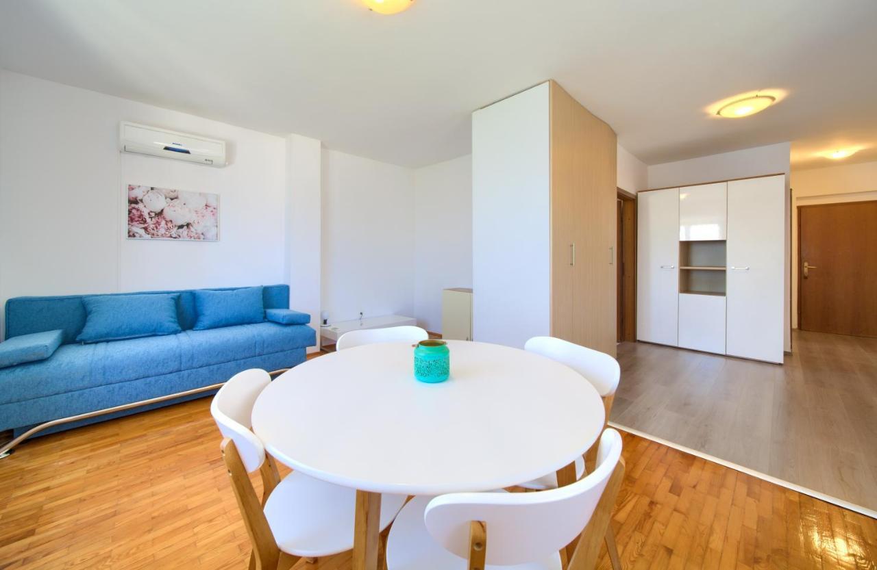 Apartments Dundo Njivice Bagian luar foto