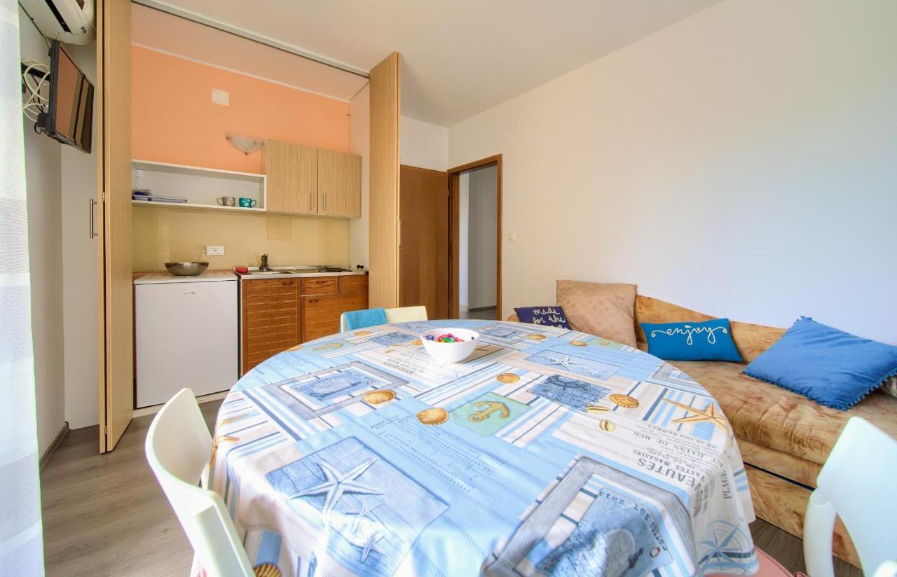 Apartments Dundo Njivice Bagian luar foto